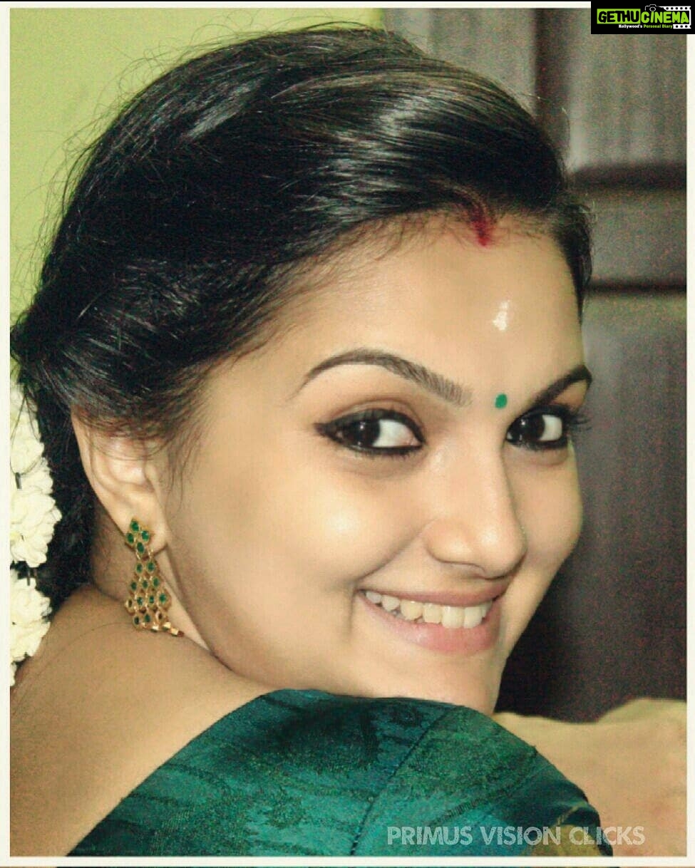 Saranya Mohan Instagram - Good morning friends :) #saranyamohan #instapics#me#myself