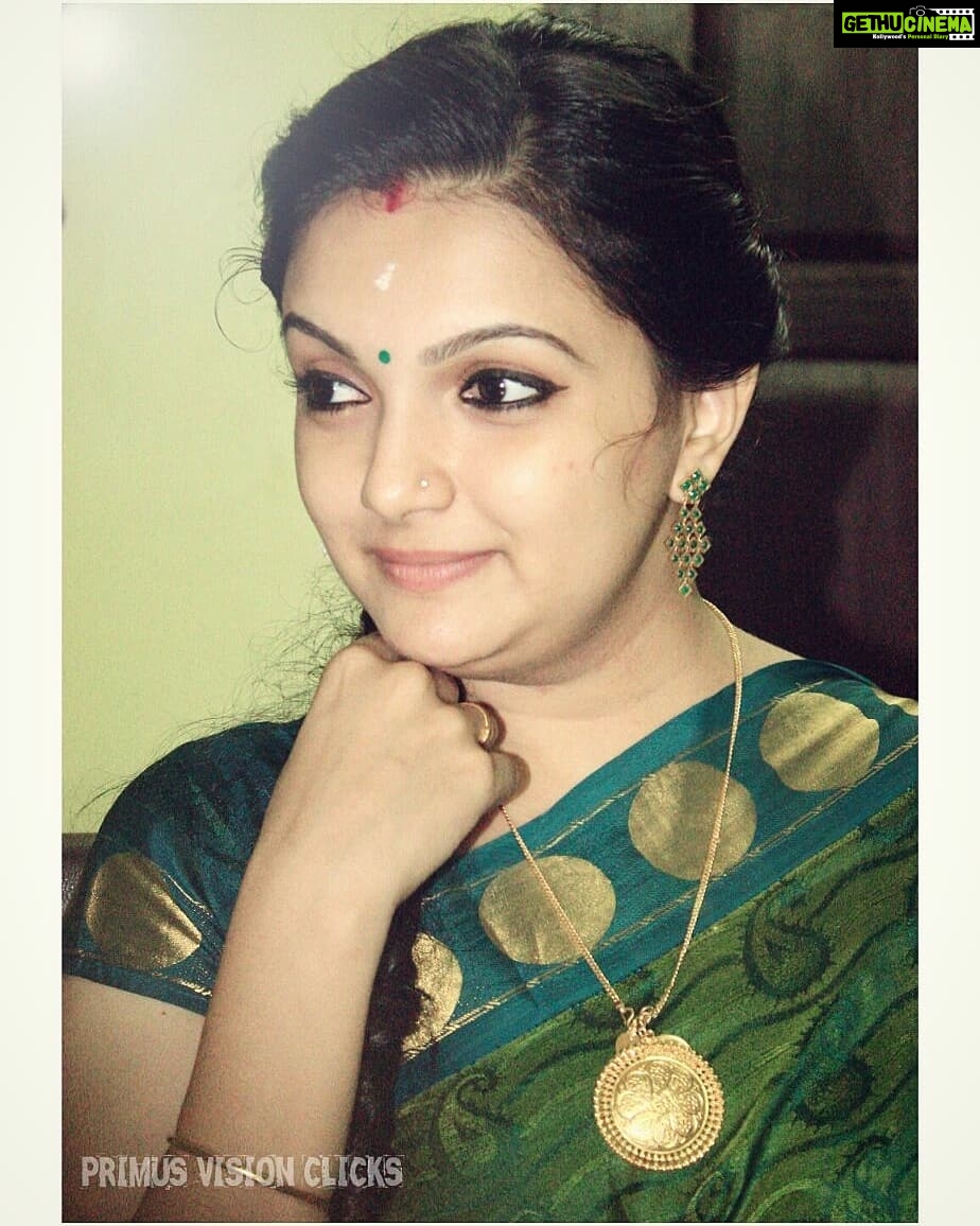Saranya Mohan Instagram - Yet another rehearsed candid :p Pic credit : @swami_bro