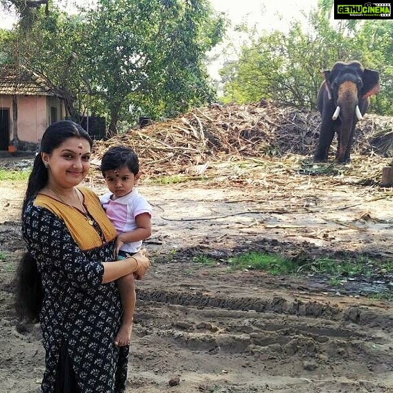 Saranya Mohan Instagram - Happy morning to all 😄🤗 Mamma&Babba with Balakrishnan(elephant)@mullakkal temple, alappuzha #hometown #happyday #instagood #instago #mallus #elephant #temple