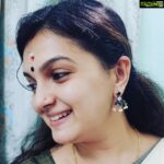 Saranya Mohan Instagram - Melancholy were the sounds on a winter's night😊 Ear piece @silversashjewels