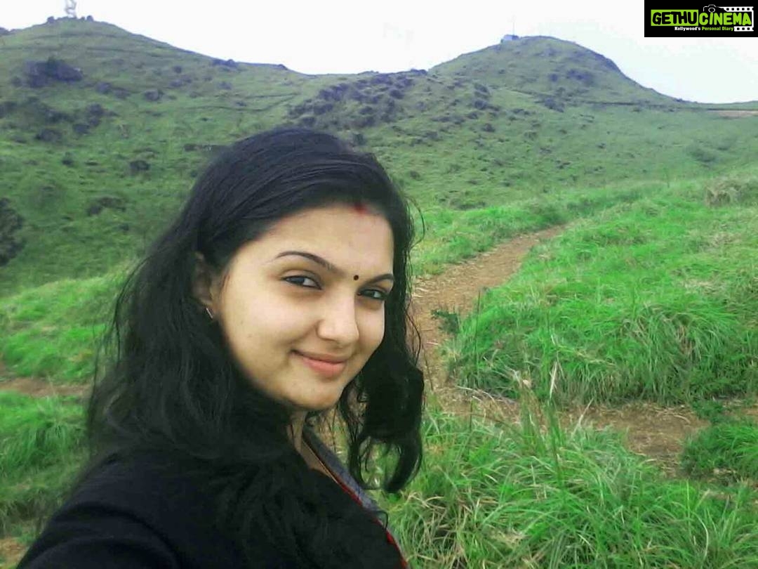 Saranya Mohan Instagram - Good evening dear friends #ponmudi#trekking#selfies#hillstation#instalike #mallus #indian#kerala#Saranyamohan #actress#malayalam#tamil Ponmudi Hill station