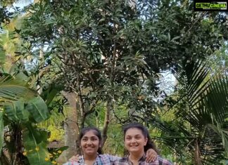 Saranya Mohan Instagram - Grooving to the #naatunaatu song from #rrr movie by master director @ssrajamouli sir ❤❤ @rrrmovie @jrntr @alwaysramcharan on fire with such grace and energy and with such ease!Take a bow! Special mention to the maestro @mmkeeravani sir🙏 Dancing partner : Annu❤ @swami_bro #rrrmassanthem