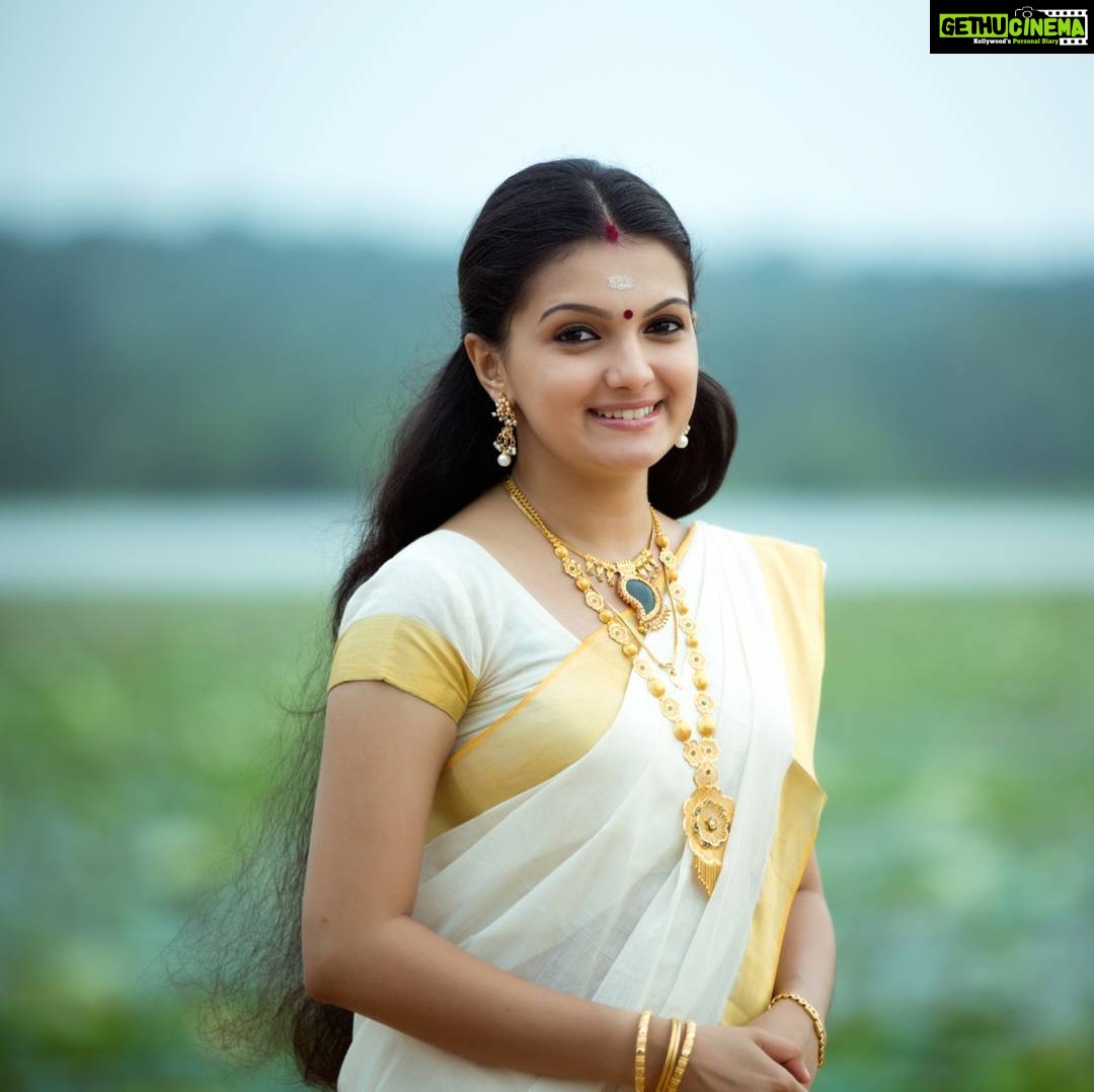 Saranya Sex - Actress Saranya Mohan HD Photos and Wallpapers April 2016 - Gethu Cinema