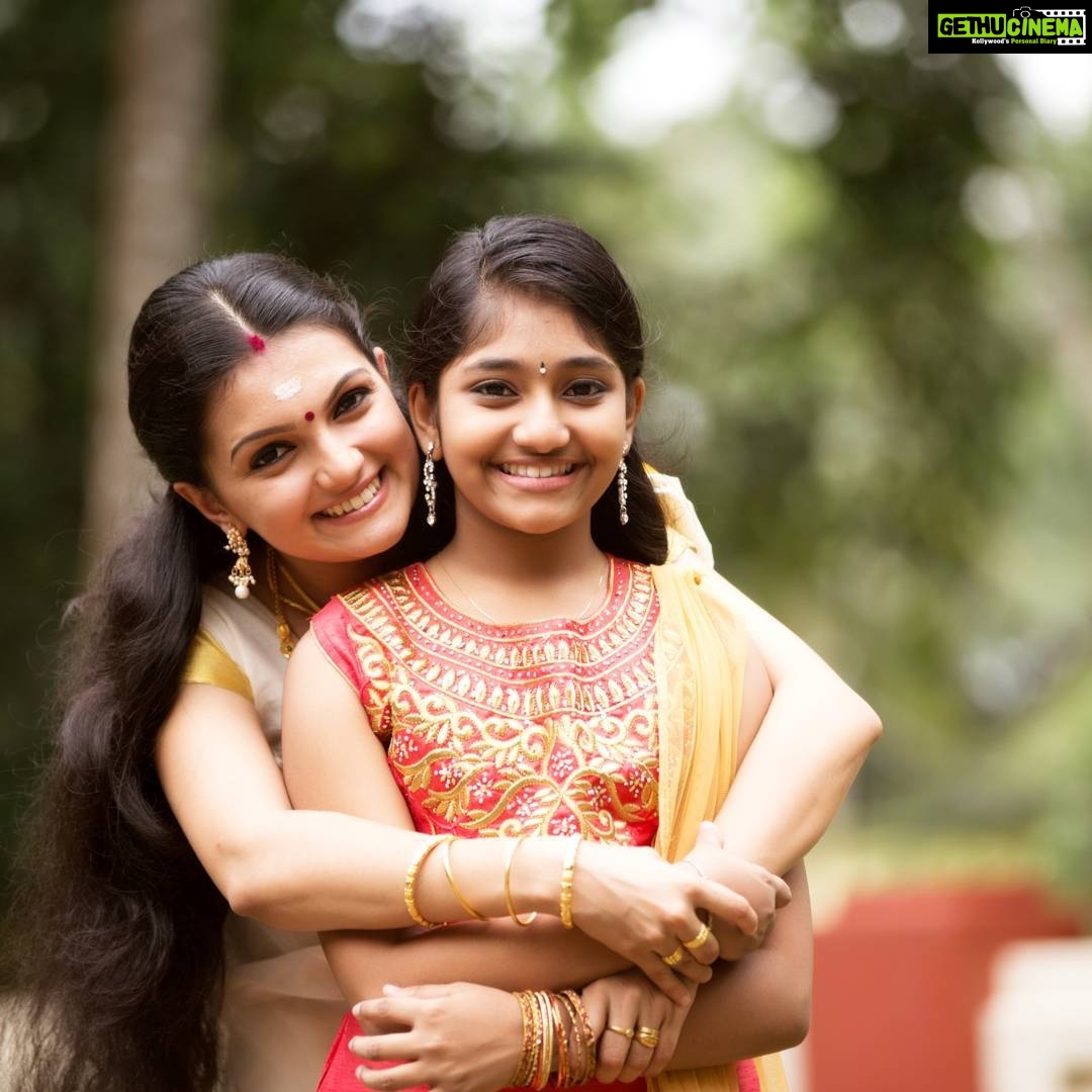 Saranya Mohan Instagram - With annus #sister#niece #family#love#instadaily #instalike #instahub #instagram#mallu#Saranyamohan #love#life#actress Kovalam Beach, Kerala, India