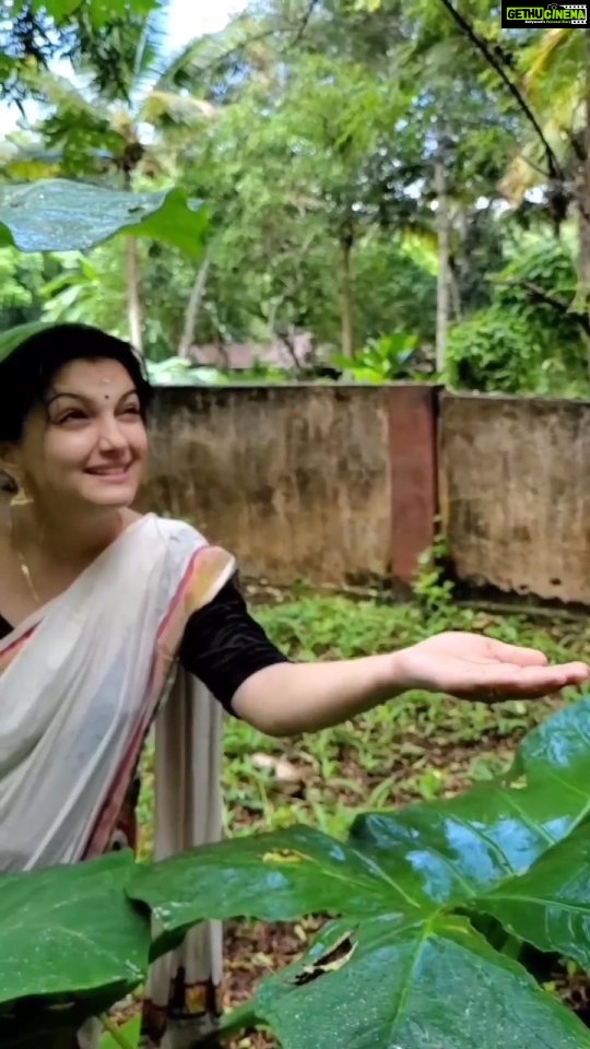 Saranya Mohan Instagram - Have been longing enough to do a reel with this particular song. Such a beautiful song. @harisankar_ks God bless you, dear brother❤️ Concept : @saranyamohanofficial Camera, Edit and Directed by @swami_bro