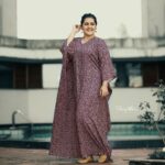 Sarayu Mohan Instagram - Comfort is cafe fashion! @cafefashion_by_remya_nair... Long kaftan and shades! Ready man😉 Shot by @_story_telle__r ♥️ Heera Waters