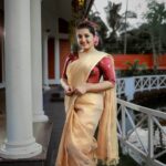 Sarayu Mohan Instagram - When a beautiful saree speaks!❤ Soft golden tissue organza saree with Zari weaving border ,bird motif embroidery work with additional stone work . And cotton tassels on pallu blouse, phantom silk blouse with sequence work Thank u @meadow_by_priyanka♥️ U can catch me clad in this beautiful saree for several times 😁 Click, very dearest @_story_telle__r ♥️