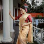Sarayu Mohan Instagram - When a beautiful saree speaks!❤ Soft golden tissue organza saree with Zari weaving border ,bird motif embroidery work with additional stone work . And cotton tassels on pallu blouse, phantom silk blouse with sequence work Thank u @meadow_by_priyanka♥️ U can catch me clad in this beautiful saree for several times 😁 Click, very dearest @_story_telle__r ♥️