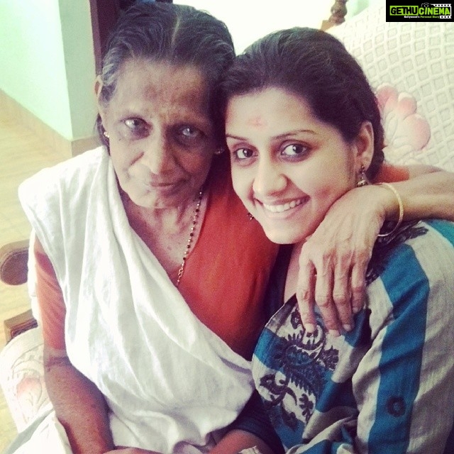 Sarayu Mohan Instagram - She wntz to c me as bride but talks to me lik am 4 :) Ammoomma#lov#