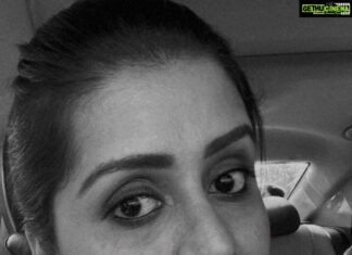 Sarayu Mohan Instagram - Again🤪 @deva_jayaraj Insta reels#tumtumantarutung#tamilsongs#trending#marriage#family
