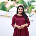 Sarayu Mohan Instagram - Gud eve♥️ Wine red frock from @lepapillonkochi5 Click @_story_telle__r Mua @meeramax_makeupartist_ Palarivattom