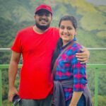 Sarayu Mohan Instagram - വിവാഹ വാർഷികത്തോട് ചേർന്ന് ഒരു യാത്ര പോവാൻ തീരുമാനിച്ചപ്പോൾ മനസ്സിൽ ഒതുങ്ങിയ ,തിരക്കിൽ നിന്ന മാറിയ ഒരിടത്ത് താമസവും സാധാരണ പോലെ കാർ എടുത്ത് ടൂറിസ്റ്റ് സ്പോട്ട് തപ്പി യാത്രയും ആയിരുന്നു....പക്ഷേ @tentgraam അതിശയിപ്പിച്ചു കളഞ്ഞു...താമസം ,ഭക്ഷണം ,ട്രക്കിങ് എന്നിങ്ങനെ ഒന്നിനൊന്ന് മികച്ചതായ സേവനങ്ങൾ...കൂടെ ഗ്ളാസ്സ്ബ്രിഡ്ജും കാണൽ തരമായി...വളരെ private ആയ ട്രെക്കിങ്ങ് ,waterfall അനുഭവങ്ങൾ ആണ് ഏറ്റവും സന്തോഷം പകർന്നത്... 900 കണ്ടി ,അരണമല എന്നിങ്ങനെ രണ്ടിടങ്ങളിലെ മഞ്ഞും മഴയും പെയ്ത 2 സന്ധ്യകൾ ...കാട്ടുവഴിയിലൂടെ ഉള്ള യാത്രകൾ ,നിശബ്ദത കൂടുകൂട്ടിയ ,പ്രകൃതിയോട് ചേർന്ന് ഉള്ള അന്തരീക്ഷം A line cottage...മനസ്സിൽ സൂക്ഷിക്കാൻ ഏറെ...സ്നേഹംകൊണ്ട് പൊതിഞ്ഞ സിയാസിക്ക,കട്ടയ്ക്ക് കൂട്ടുള്ള ടീം ,രസികരായ ജീപ്പ് സാരഥികൾ എല്ലാവര്ക്കും നിറഞ്ഞ സ്നേഹം... കാടിറങ്ങുമ്പോൾ തന്നെ വീണ്ടും എത്തണമെന്ന് ഉറപ്പിച്ചു ഞങ്ങൾ ! തിരികെയെത്താൻ തോന്നിപ്പിക്കുന്ന ഇടങ്ങൾ ,കണ്ടെത്തൽ ഒരു സന്തോഷമാണ് ❤️ @tentgraam ഹൃദയം നിറഞ്ഞ നന്ദി ❤️ Wayanad, India