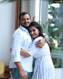 Sarayu Mohan Instagram - ആശംസകൾക്ക് ഹൃദയം നിറഞ്ഞ നന്ദി, സ്നേഹം.... ♥️ സമാധാനത്തിന്റെ വെള്ളയും വെള്ളയുമിട്ട് ജീവിതത്തിലേക്ക് 