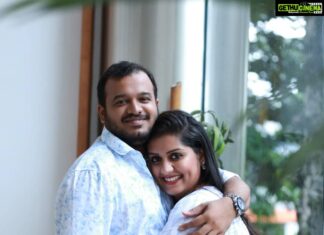 Sarayu Mohan Instagram - ആശംസകൾക്ക് ഹൃദയം നിറഞ്ഞ നന്ദി, സ്നേഹം.... ♥️ സമാധാനത്തിന്റെ വെള്ളയും വെള്ളയുമിട്ട് ജീവിതത്തിലേക്ക് "എന്തായിപ്പോ ഉണ്ടായേ ന്ന്" കണ്ണും തള്ളി നോക്കി ഇഞ്ചോടിഞ്ച് പോരാട്ടം അഞ്ചാം വർഷത്തിലേക്ക് 🤣@sanalvaassudev Clicks @sreeraj_capture 🥰thank u bro White Dammar