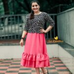 Sarayu Mohan Instagram - She said pink and i said black, we ended up with this beautiful dress♥️ @lepapillonkochi5 Clicked @_story_telle__r Bund Road Junction