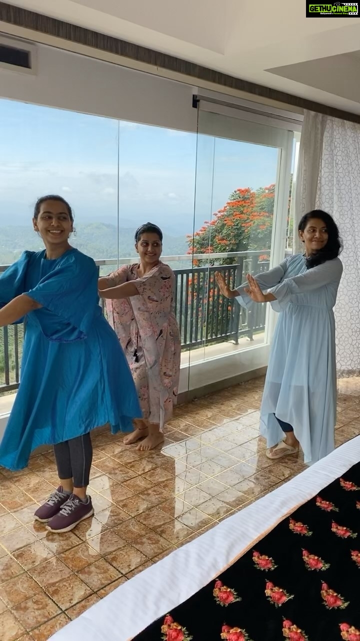 Sarayu Mohan Instagram - When u dress alike it’s time for a reel! Miss u guys! @rebinabasheer @fabitha_bashi @parakkatnatureresortmunnar