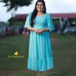 Sarayu Mohan Instagram - An evening well spent in @lepapillonkochi5 frock♥️ Georgette blue colour and butterfly sleeves💃💃 Clicked by @_story_telle__r Heera Waters