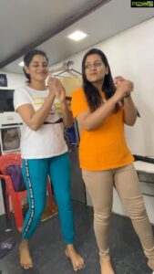 Sarayu Mohan Instagram - Shoot break stories! Film#shoot#tamil#new friends#more reels to come🤪# @jeevithaartist 🥰