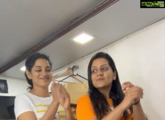 Sarayu Mohan Instagram - Shoot break stories! Film#shoot#tamil#new friends#more reels to come🤪# @jeevithaartist 🥰