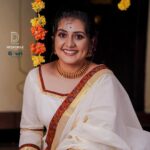 Sarayu Mohan Instagram - ഉള്ളിൽ ഇനിയും ബാക്കി ഉള്ള നല്ല നാളെയുടെ ഇത്തിരി പ്രതീക്ഷയും സന്തോഷവും കോർത്തെടുത്ത്‌ പുത്തനുടുപ്പിട്ട് ഒരുങ്ങി.... ഓണമിങ്ങെത്തിപ്പോയില്ലേ❤️ Mua @meeramax_makeupartist Click @deepak_divakaran_photography Jewels @parinayahjewels Costume @gouri_designs Thanks to @meeramax_academy Thevakkal,Thrikkakara