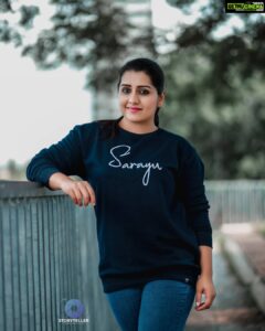 Sarayu Mohan Instagram - Customized hoodies from @buy_smart_online_store_ Thank u ♥️good quality and loved the writing😋 എന്റെ തല, എന്റെ ഫുൾ ഫിഗർ എന്റെ പേര് 😁 Clicked by bro @_story_telle__r Elamkulam, Kochi