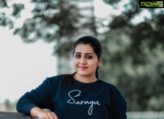 Sarayu Mohan Instagram - Customized hoodies from @buy_smart_online_store_ Thank u ♥️good quality and loved the writing😋 എന്റെ തല, എന്റെ ഫുൾ ഫിഗർ എന്റെ പേര് 😁 Clicked by bro @_story_telle__r Elamkulam, Kochi