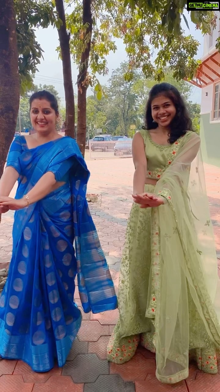 Sarayu Mohan Instagram - Reels with next generation dancer in family 😜niece and me❤️ Niece#wedding#ooantavaooooantava#telugusongs#instareels