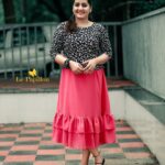 Sarayu Mohan Instagram - She said pink and i said black, we ended up with this beautiful dress♥️ @lepapillonkochi5 Clicked @_story_telle__r Bund Road Junction