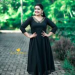 Sarayu Mohan Instagram - I am glad that i can be in a @lepapillonkochi5 dress for evening parties also. ♥️ A simple black dress with minimal golden shimmering! Perfect one if choose to be simple and stylish! Click @_story_telle__r ♥️