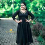 Sarayu Mohan Instagram – I am glad that i can be in a @lepapillonkochi5 dress for evening parties also. ♥️
A simple black dress with minimal golden shimmering!
Perfect one if choose to be simple and stylish!

Click @_story_telle__r ♥️