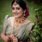 Sarayu Mohan Instagram - @meeramax_makeupartist_ She knows how to make me look best!❤️ She also enhance the beauty of every woman/bride she associates with.... So happy in this simple bridal look by @meeramax_makeupartist_ Costume another favourite @chakitha_designs Jewels @parakkat_jewels @preethiparakkat Clicks @jilappi