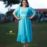 Sarayu Mohan Instagram - An evening well spent in @lepapillonkochi5 frock♥️ Georgette blue colour and butterfly sleeves💃💃 Clicked by @_story_telle__r Heera Waters
