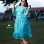 Sarayu Mohan Instagram - An evening well spent in @lepapillonkochi5 frock♥️ Georgette blue colour and butterfly sleeves💃💃 Clicked by @_story_telle__r Heera Waters