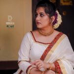 Sarayu Mohan Instagram - ഉള്ളിൽ ഇനിയും ബാക്കി ഉള്ള നല്ല നാളെയുടെ ഇത്തിരി പ്രതീക്ഷയും സന്തോഷവും കോർത്തെടുത്ത്‌ പുത്തനുടുപ്പിട്ട് ഒരുങ്ങി.... ഓണമിങ്ങെത്തിപ്പോയില്ലേ❤️ Mua @meeramax_makeupartist Click @deepak_divakaran_photography Jewels @parinayahjewels Costume @gouri_designs Thanks to @meeramax_academy Thevakkal,Thrikkakara