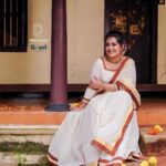 Sarayu Mohan Instagram - ഉള്ളിൽ ഇനിയും ബാക്കി ഉള്ള നല്ല നാളെയുടെ ഇത്തിരി പ്രതീക്ഷയും സന്തോഷവും കോർത്തെടുത്ത്‌ പുത്തനുടുപ്പിട്ട് ഒരുങ്ങി.... ഓണമിങ്ങെത്തിപ്പോയില്ലേ❤️ Mua @meeramax_makeupartist Click @deepak_divakaran_photography Jewels @parinayahjewels Costume @gouri_designs Thanks to @meeramax_academy Thevakkal,Thrikkakara