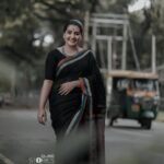 Sarayu Mohan Instagram - A beautiful black saree and a pleasant evening well captured by @qubestories Thank u @linenworldonline for this pretty saree, totally my kinda one♥️ @qubestories lots of love to ur whole team, u guys were full of energy 😀and i loved the picz🥰 Fortkochi