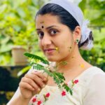 Sarayu Mohan Instagram - മുക്കൂറ്റിക്ക് നല്ല നാൾ വന്നൊരു കർക്കിടകം ☺️ Chottanikkara, India