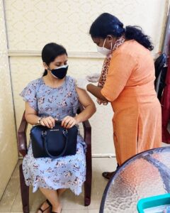 Sarayu Mohan Instagram - Got my jab✌️ @sudheeshcheriyil, @benoj_chennatt @vinu__krishnan ♥️🤝🤝