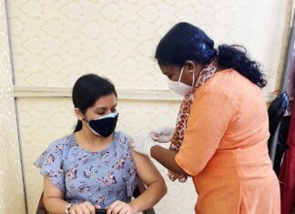 Sarayu Mohan Instagram - Got my jab✌️ @sudheeshcheriyil, @benoj_chennatt @vinu__krishnan ♥️🤝🤝