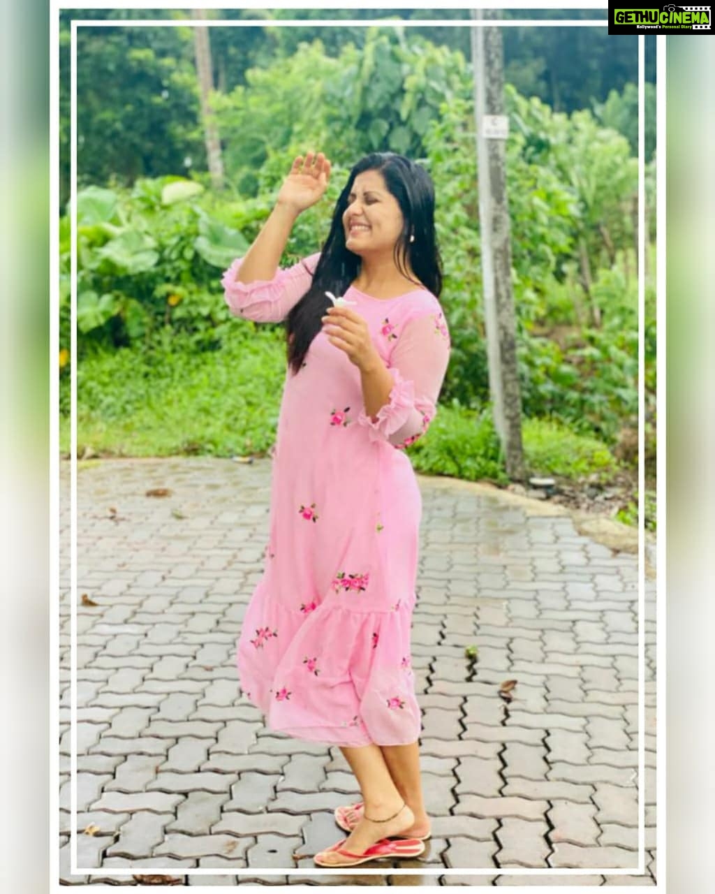 Sarayu Mohan Instagram - Petrichor! And the rain therapy♥️ With a happy costume from @lepapillonkochi5 🥰