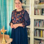 Sarayu Mohan Instagram - ചിറ്റാർ സ്കൂളിന്റെ ഓൺലൈൻ പ്രവേശനോത്സവം ഉത്ഘാടനം ആയിരുന്നു രാവിലെ..വീട്ടിലിരുന്ന് വിളക്ക് കൊളുത്തി ഉത്ഘാടിച്ചു...സൂമിൽ മിണ്ടി ,കുഞ്ഞുണ്ണികളെ കണ്ടു....നിറയേ കലപിലകളും കരച്ചിലും ബലൂണുകളും മധുരങ്ങളും ഒക്കെ നിറയുന്ന ഒരു ഓഡിറ്റോറിയം മനസ്സിൽ കണ്ടു.... വിദ്യയുടെ ,വിദ്യാലയ ജീവിതത്തിന്റെ വലിയ ലോകത്തേക്ക് ഓടിക്കയറുന്ന കുഞ്ഞുമക്കൾക്ക് ആശംസകൾ ❤️ wearing ever favourite @lepapillonkochi5