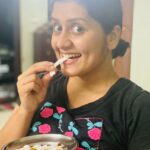 Sarayu Mohan Instagram - ദിങ്ങനെ കഴിക്കാൻ ഇഷ്ടമുള്ളവർ ഉണ്ടോ, തേങ്ങാപൂളും ശർക്കരയും 🤤