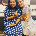 Sarayu Mohan Instagram - പെരുന്നാളിന് മൈലാഞ്ചി ഇടൽ നടന്നില്ല,ഇത് അതിന് മുന്നേ ഒരു നാൾ ബാ ,മെഹന്ദി ഇട്ട് തരാംന്ന് മീരാമ്മ പറഞ്ഞ ദിവസത്തെ മൈലാഞ്ചി ചോപ്പ് ❤️ @meeramax_makeupartist @meeramax_academy