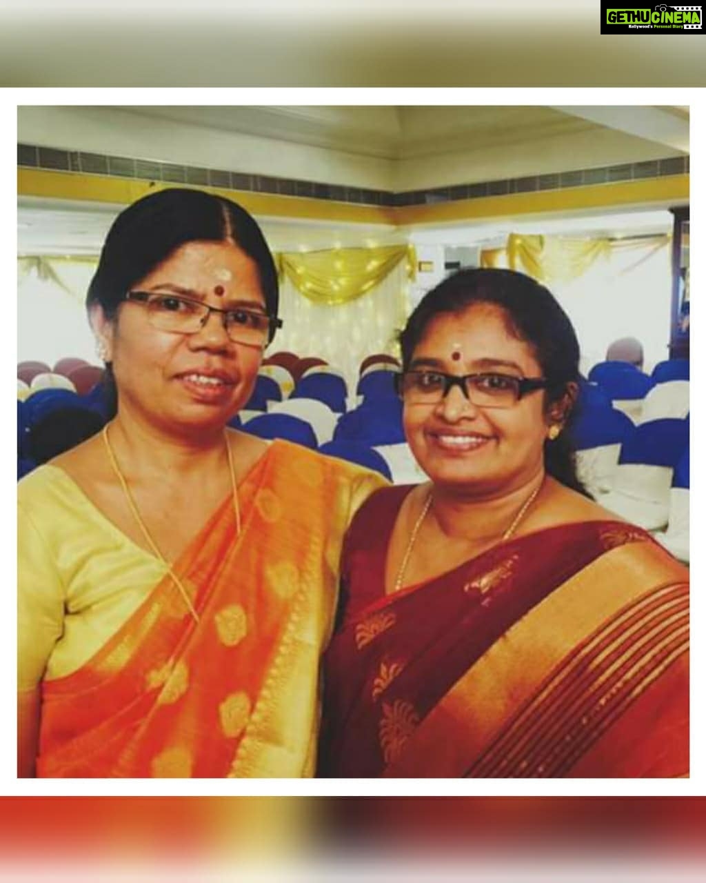 Sarayu Mohan Instagram - മാതൃദിനം!♥️ അമ്മേ എന്ന് ആർത്ത് വിളിക്കുമ്പോൾ അപ്പുറത്തിങ്ങനെ ഉണ്ടായാൽ മാത്രം മതി... കടലും കരയും കടന്നോടിയാലും കാണാൻ വൈകിയാൽ കനം വെയ്ക്കുന്നൊരു കുഞ്ഞു മനസ്സ് കളഞ്ഞുപോയിട്ടിലീക്കാലവും .. അതെങ്ങനെ? വീട്ടിലോട്ടോടി കേറി, കടുക്മണി കഥ പോലും പുറകേ നടന്ന് പറയുമ്പോൾ, മുപ്പത് അലിഞ്ഞ് 3 ആയി, കണ്ടതൊക്കെ മറന്ന്, അറിയുകയല്ലേ, ഇതാണ് ലോകമെന്ന് ♥️ അമ്മമടിയിൽ ആണ് സ്വർഗ്ഗമെന്ന് ♥️ @chandrika_mohan_chandrika @rajasree.vasudevan