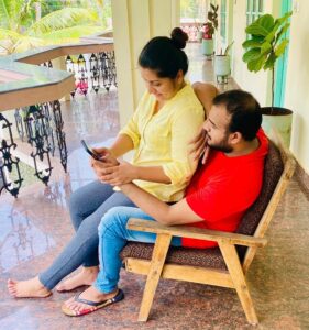 Sarayu Mohan Instagram - ഇന്ന് രണ്ടിലൊന്ന് അറിഞ്ഞിട്ട് തന്നെ ഉള്ളൂ 🤪 Cliff Stories