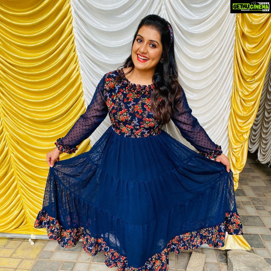 Sarayu Mohan Instagram - Gudmrng❤️ Happiness is a good dress! Thank u @lepapillonkochi5 for this beautiful frock @meeramax_makeupartist Makeup Abaam Film Studio