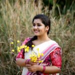 Sarayu Mohan Instagram – ഏത് ധൂസര സങ്കല്പങ്ങളിൽ വളർന്നാലും ഏത് യന്ത്രവത്കൃത ലോകത്തിൽ പുലർന്നാലും മനസ്സിലുണ്ടാവട്ടെ ഗ്രാമത്തിൻ വെളിച്ചവും മണവും മമതയും ഇത്തിരി കൊന്നപ്പൂവും ♥️

നന്മയും നൽചിന്തകളും ഒരു വിഷു ദിനത്തിൽ എന്നല്ലാതെ, എന്നും കൂടെയുണ്ടാവട്ടെ
@amalshajiphotography
@anokhi_traditional
@classic_by_anu