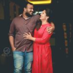 Sarayu Mohan Instagram - ഉയർത്തെഴുന്നേൽപ്പിന്റെ അഞ്ചാം വർഷം! ഉടുപ്പിട്ട കുട്ടി ചിരിക്കണ പോലെ തന്നെ, ആൺകുട്ടിയും 5വർഷങ്ങൾക്കിപ്പുറവും അലറിച്ചിരിക്കുന്നുണ്ട്....പെട്ടത് ഓർത്തിട്ടാണോ,കയ്യീന്ന് പോയതാണോ ന്തോ 🤣 ന്തായാലും 5 വർഷങ്ങൾ ശടേന്ന് പോയി.... ഇനിയങ്ങോട്ടും തോളുംമേൽ കയ്യുമിട്ട് നമുക്ക് ഇങ്ങനെയങ്ങ് ഉസാറാക്കാം... Happy engagement anniversary ഭർത്താവേ ♥️ Clicks @wedzone_ads