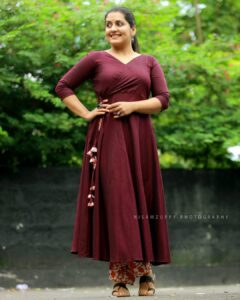 Sarayu Mohan Instagram - Gudmrng! Click:@nisamzuppy_ Costume:@tiarabysruthynygil Re touch:@antony_m_d_ Thaal Kitchen