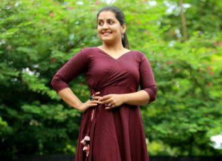 Sarayu Mohan Instagram - Gudmrng! Click:@nisamzuppy_ Costume:@tiarabysruthynygil Re touch:@antony_m_d_ Thaal Kitchen